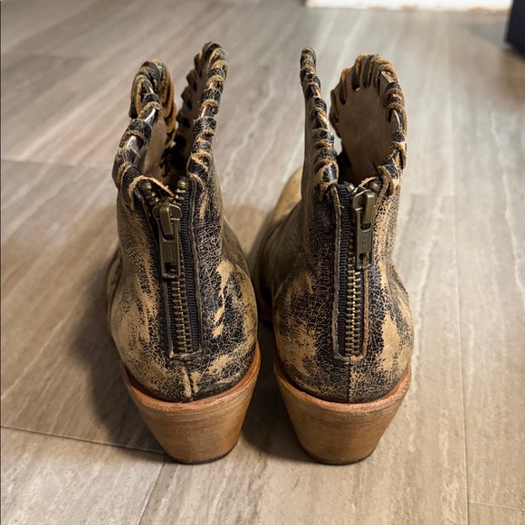 Circle G corral distressed leather heeled booties size 8 womens - Picture 3 of 4